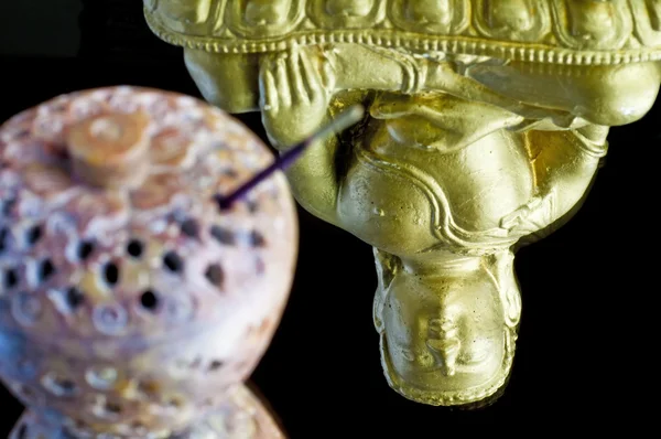 Будда с палкой ладана — стоковое фото
