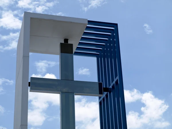 Σύγχρονη σταυρό ενάντια στον ουρανό — Φωτογραφία Αρχείου