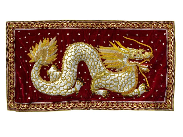 Серебряный дракон на красной тряпке . — стоковое фото
