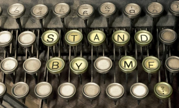 Régi typewriter, stand by me szöveg — Stock Fotó