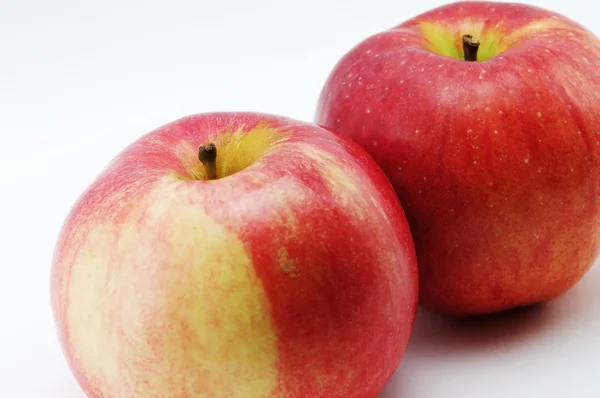 Zwei rote Äpfel — Stockfoto