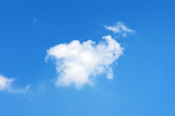 Самотня хмара в літньому небі — стокове фото