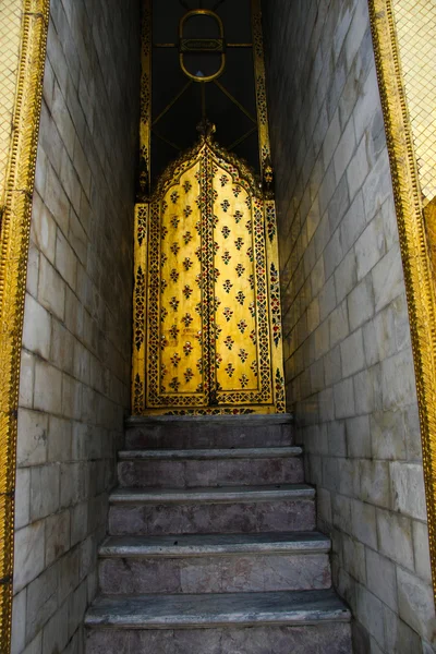 Лестница к золотой двери — стоковое фото