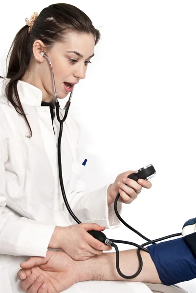 Lekarz sprawdza, czy ciśnienie krwi — Zdjęcie stockowe