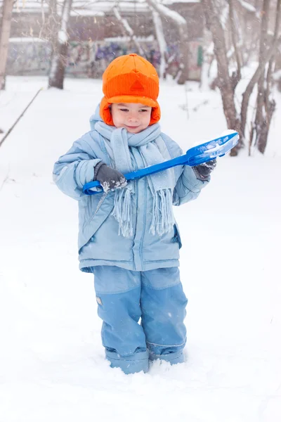 लहान मुलगा स्नोबॉल खेळत; स्नोमॅन शिल्पकला; बर्फ खोदणे ; — स्टॉक फोटो, इमेज