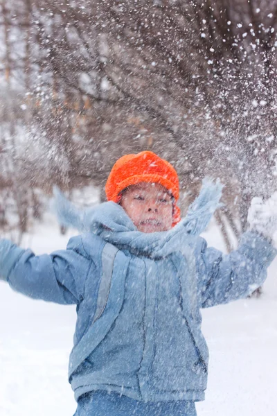 Mały chłopiec bawi się śnieżkami; bałwana rzeźbi; mieszkanie śnieg; — Zdjęcie stockowe