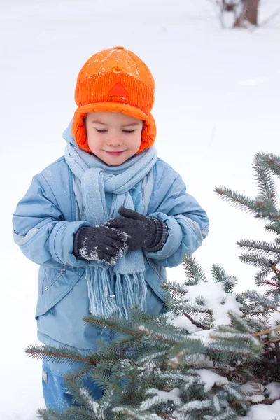 Mały chłopiec bawi się śnieżkami; bałwana rzeźbi; mieszkanie śnieg; — Zdjęcie stockowe