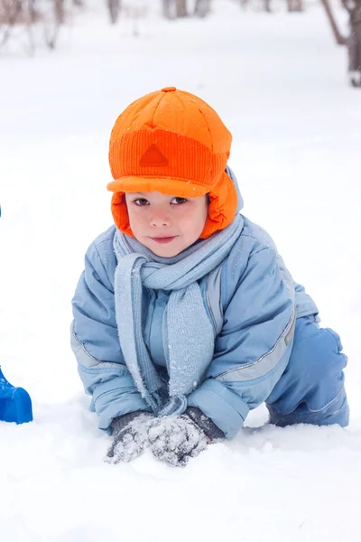 Malý chlapec hraje sněhové koule; sněhulák sculpts; podnájem sníh; Royalty Free Stock Fotografie