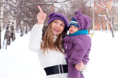 bir bebek, snow, winter park, yürüyüş tutan anne