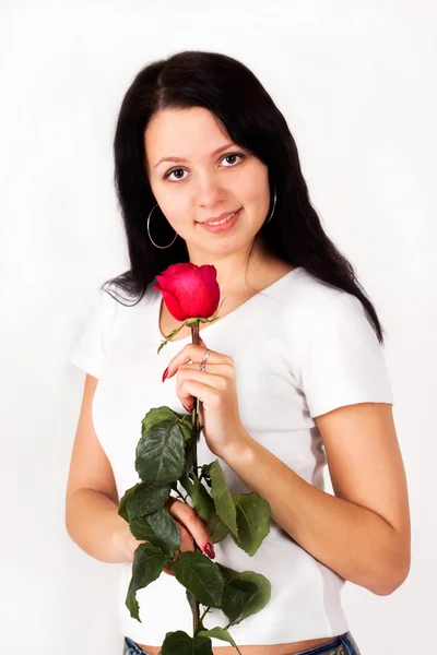Милая девушка, держащая розу, цветок — стоковое фото