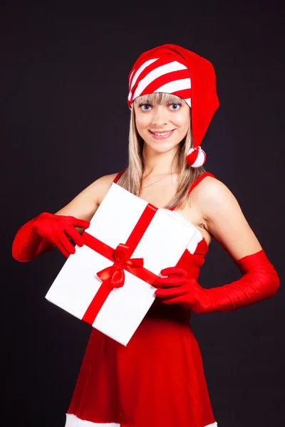 Santa menina segurando a caixa com presentes. Feriados Natal e Ano Novo — Fotografia de Stock