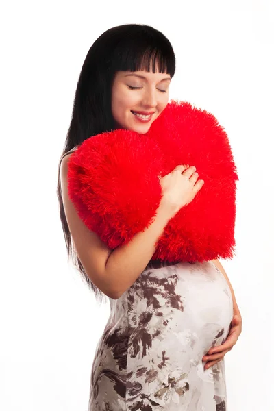 美しい 若い妊娠中の女の子は柔らかい大きな心を抱き締めます お母さん 子供の誕生を待っています 聖バレンタインの饗宴 — ストック写真