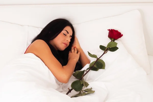 Μια Όμορφη Νεαρή Κοπέλα Ξαπλωμένη Στο Κρεβάτι Δώρα Τριαντάφυλλα Ξύπνησε — Φωτογραφία Αρχείου