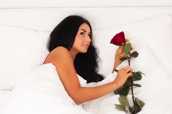 Μια Όμορφη Νεαρή Κοπέλα Ξαπλωμένη Στο Κρεβάτι Δώρα Τριαντάφυλλα Ξύπνησε — Φωτογραφία Αρχείου