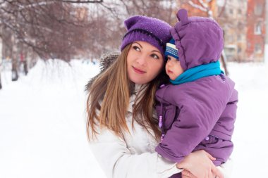 mutlu aile, anne ve bebek, kış günü kar, park, yürümek