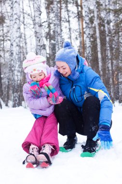 mutlu anne ve kızı bir kış parkı