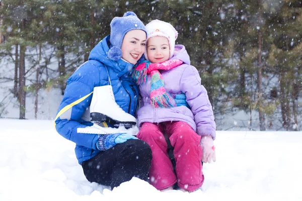 Ευτυχισμένη μητέρα και κόρη, σε ένα πάρκο του χειμώνα — Φωτογραφία Αρχείου