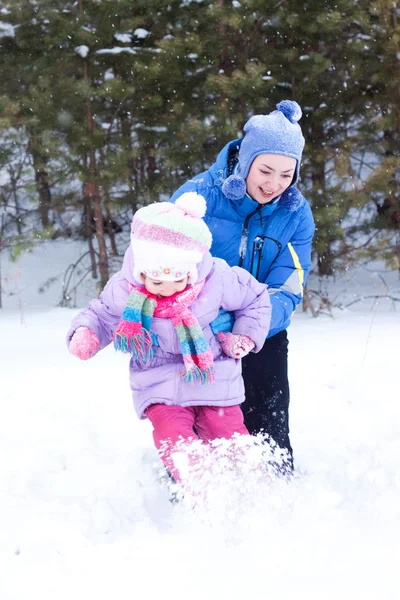 幸福的母亲和女儿在冬季公园 — 图库照片