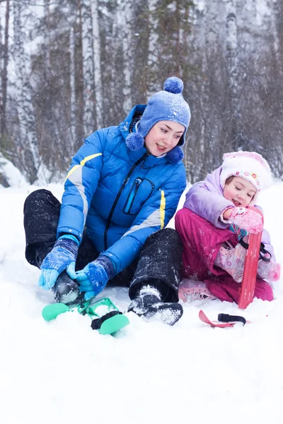 幸福的母亲和女儿 家庭散步在冬天公园 无舵雪橇 — 图库照片