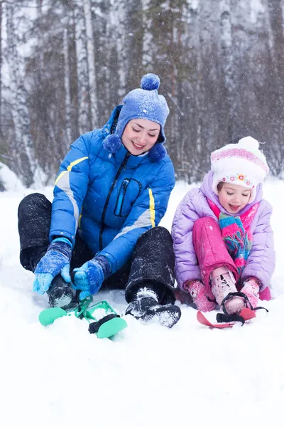 Szczęśliwą matką i córką w winter park — Zdjęcie stockowe