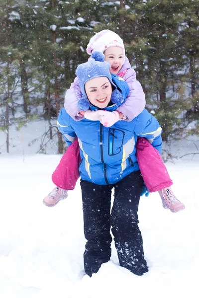 Szczęśliwą matką i córką w winter park — Zdjęcie stockowe