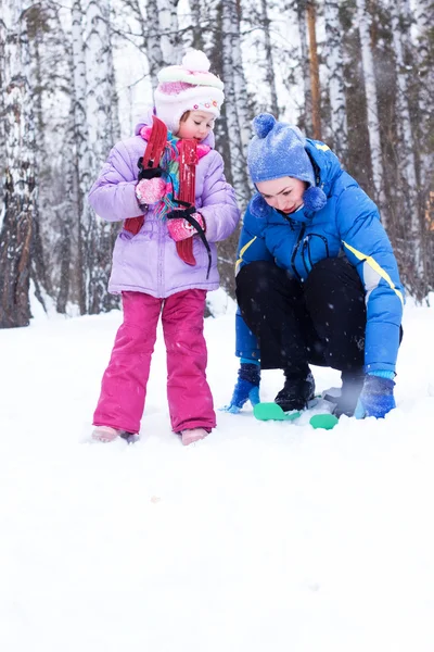 Happy Mother Daughter Family Walk Winter Park Luge Skiing Skating — Stock Photo, Image