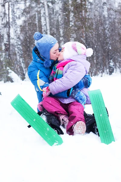 幸福的母亲和女儿 家庭散步在冬天公园 无舵雪橇 — 图库照片