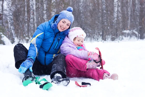 Happy mother and daughter in a winter park — Stock Photo, Image