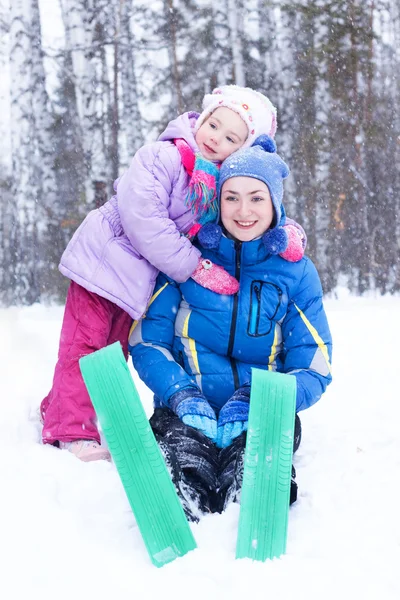 हिवाळी उद्यानात शुभेच्छा आई आणि मुलगी — स्टॉक फोटो, इमेज