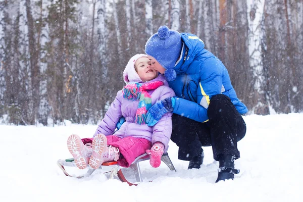 हिवाळी उद्यानात शुभेच्छा आई आणि मुलगी — स्टॉक फोटो, इमेज