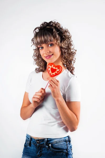 Fiatal gyönyörű lány tartja a szív, a szeretet, a Valentin-nap holi — Stock Fotó