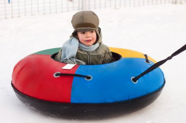 Kış yürüyüş; Çocuk bir Snowtubing sürmek; kızaklarımız; tepe; Kartopu oynarken