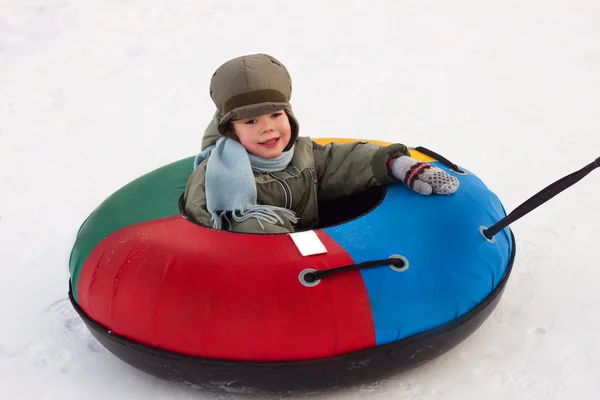冬天走;男孩骑 Snowtubing;雪橇;小山;打 snowba — 图库照片