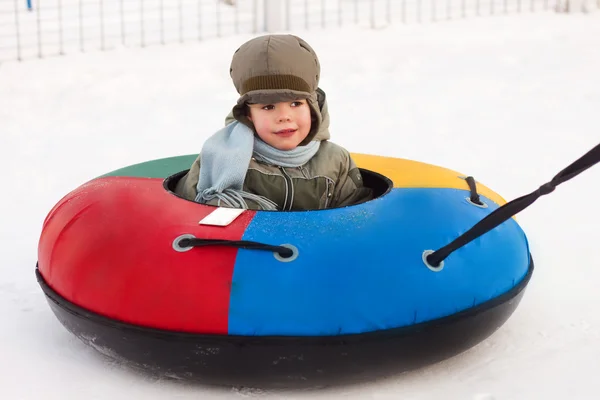 冬天走 男孩骑 Snowtubing 玩雪球 — 图库照片