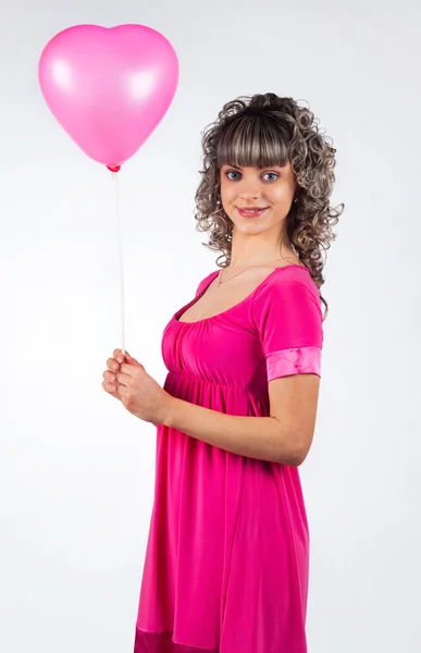 Молода красива дівчина тримає серце на повітряній кулі, кохання, Валентина Ліцензійні Стокові Фото