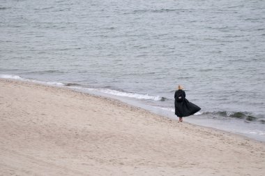 sonbahar sahilde yalnız kadın