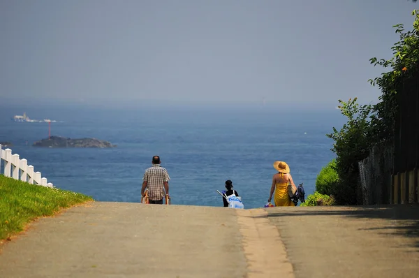 Familia prisa a la playa — Foto de Stock