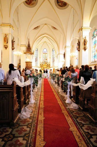 Katolik kilisesinde düğün töreni Stok Resim