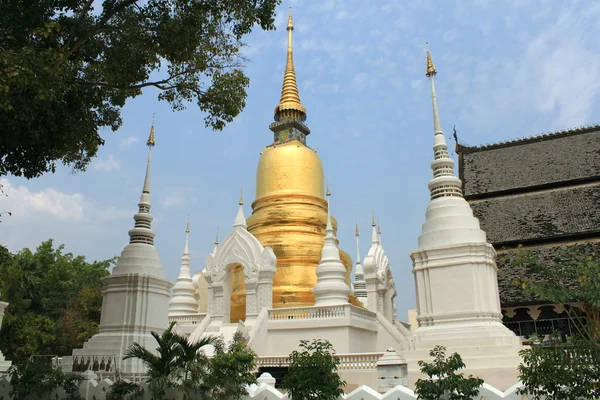 White and golden chedi — Stock Photo, Image