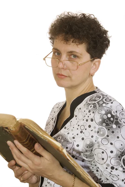 Gekrulde vrouw met bril en boek — Stockfoto