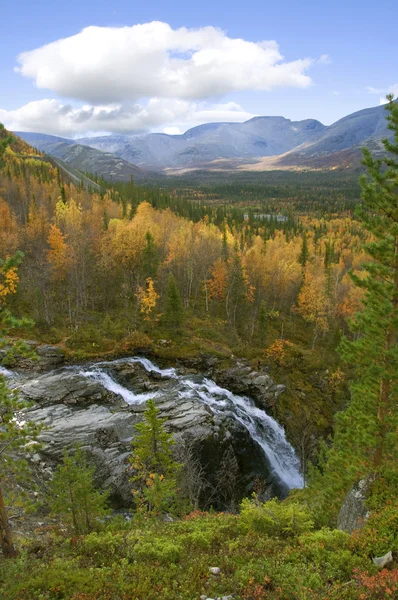 Водопады среди северных гор — стоковое фото