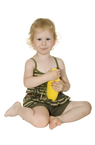 女孩与一瓶洗发水 — 图库照片