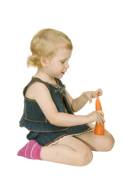 Klein meisje met wortel — Stockfoto