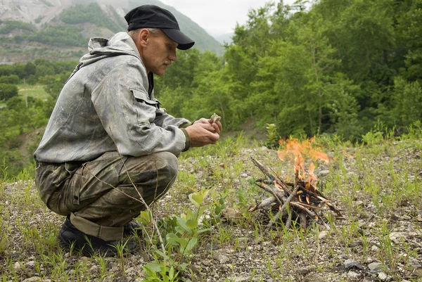 stock image Tourists sitting by the campfire