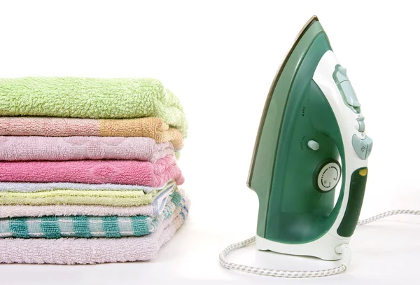 Утюг и полотенца — стоковое фото