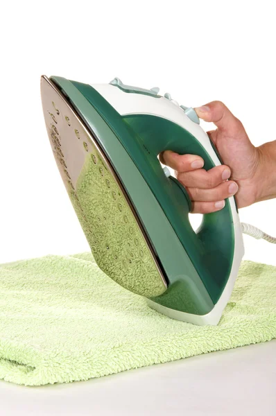 Hand med ett strykjärn och strykbräda en handduk — Stockfoto