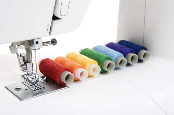 Máquina de coser e hilo — Foto de Stock