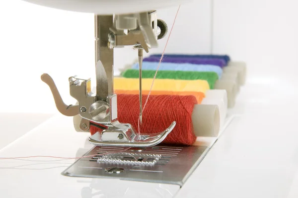 Швейная машина и резьба — стоковое фото