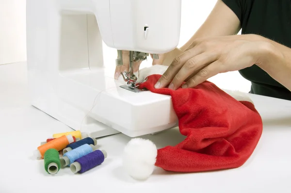 サンタ クロースの帽子を縫う女性 — ストック写真