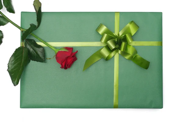 Πράσινο δώρο με κόκκινο τριαντάφυλλο — Φωτογραφία Αρχείου